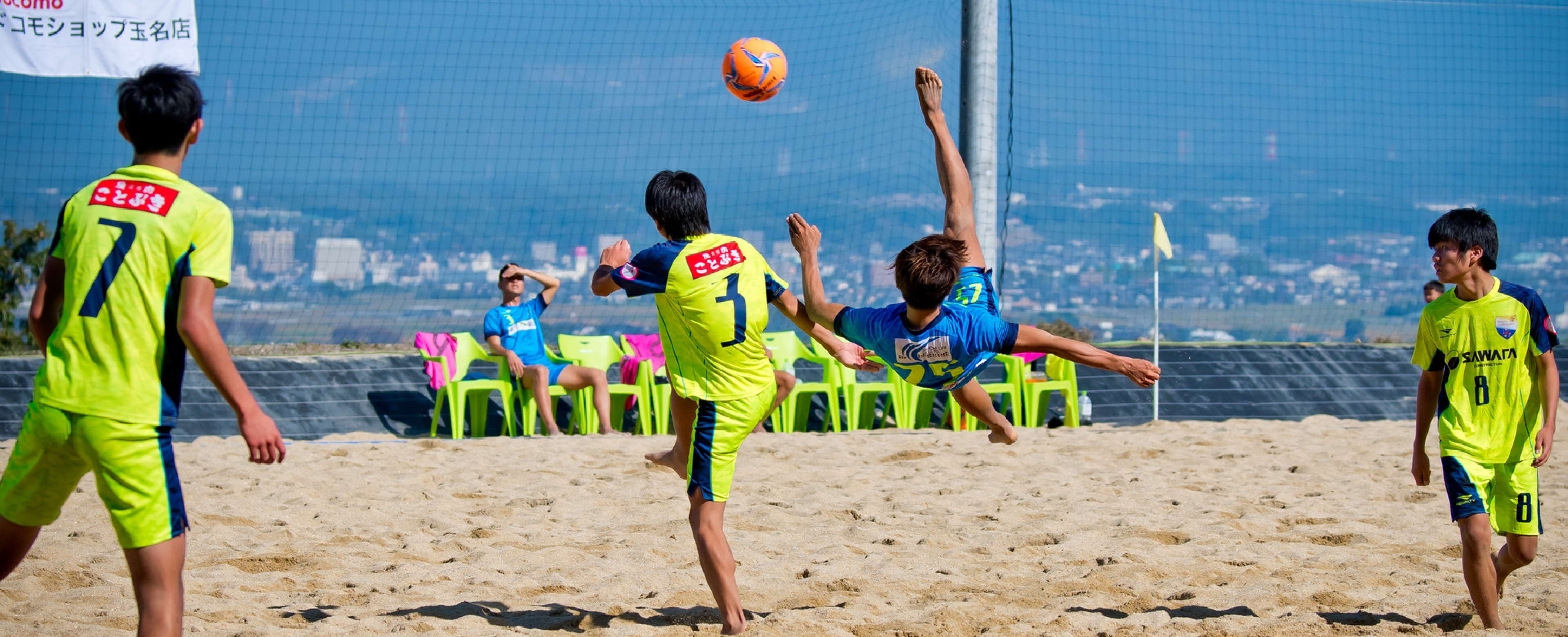 エボレパークでビーチサッカーをする様子