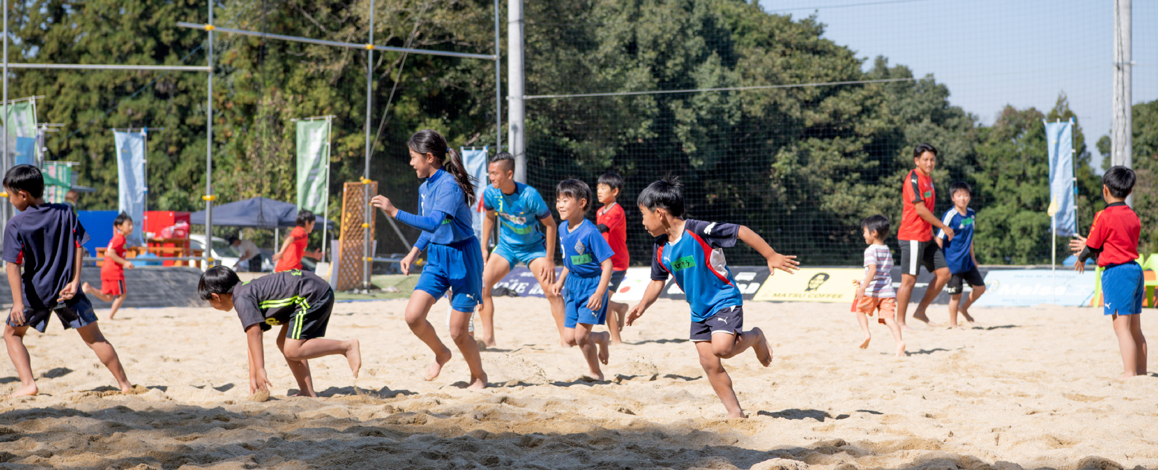 エボレパークで子どもたちとビーチサッカーをする様子