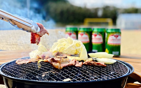 ビーチサッカーの試合前に円陣を組む様子