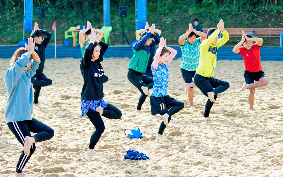 砂の上でヨガをする女性